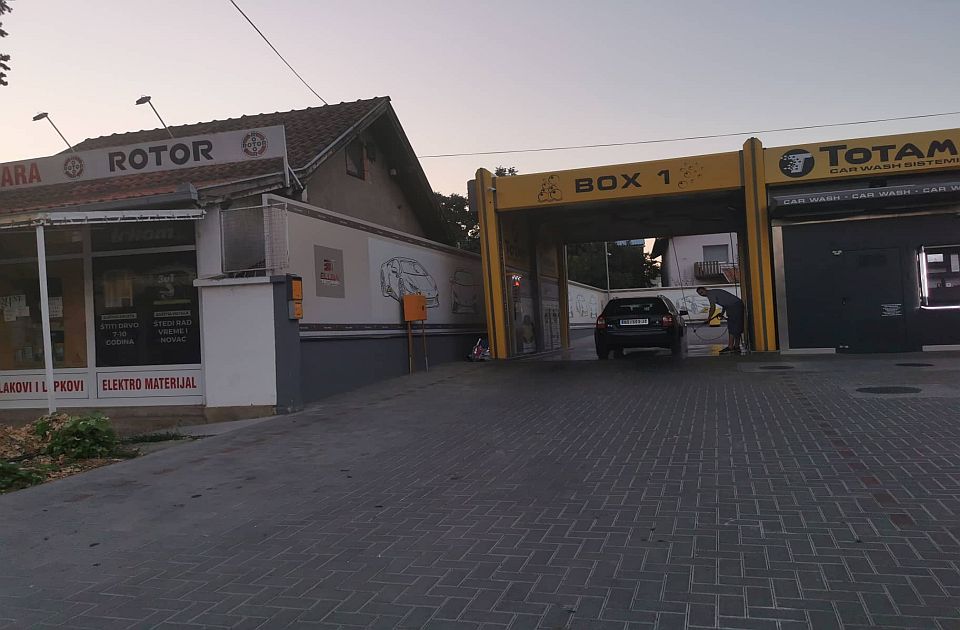 Muškarac pucao na vlasnika auto-perionice u Futogu, pa pobegao na skuteru, potraga u toku