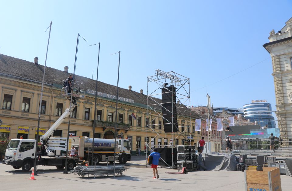 FOTO: Trg slobode se uređuje za obeležavanje "Oluje" u četvrtak