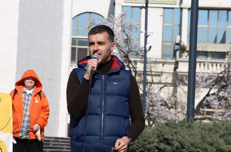 Manojlović napustio "političko" suđenje, jer novinarima nije dozvoljeno snimanje
