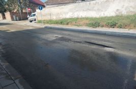 U Sremskim Karlovcima godinu dana rekonstruisali ulicu, asfalt već počeo da 