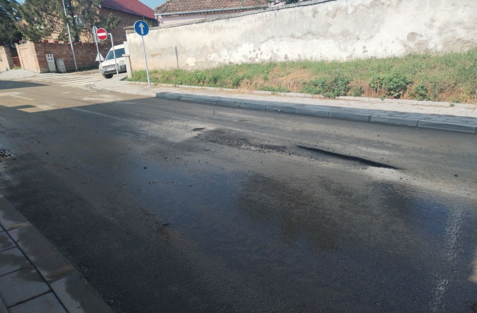 U Sremskim Karlovcima godinu dana rekonstruisali ulicu, asfalt već počeo da "puca"