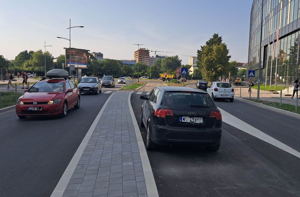 FOTO: Auto parkiran kod turbo kružnog toka pre nego što je otvoren, sada smeta vozačima