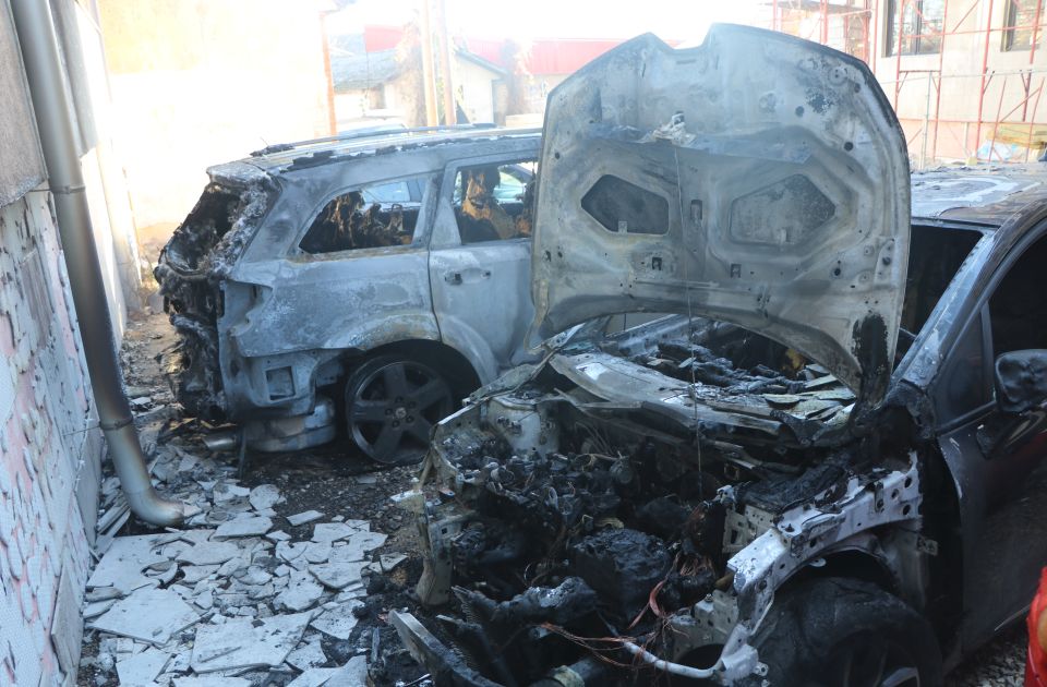 FOTO, VIDEO: Dva automobila izgorela na Podbari, oštećena i zgrada
