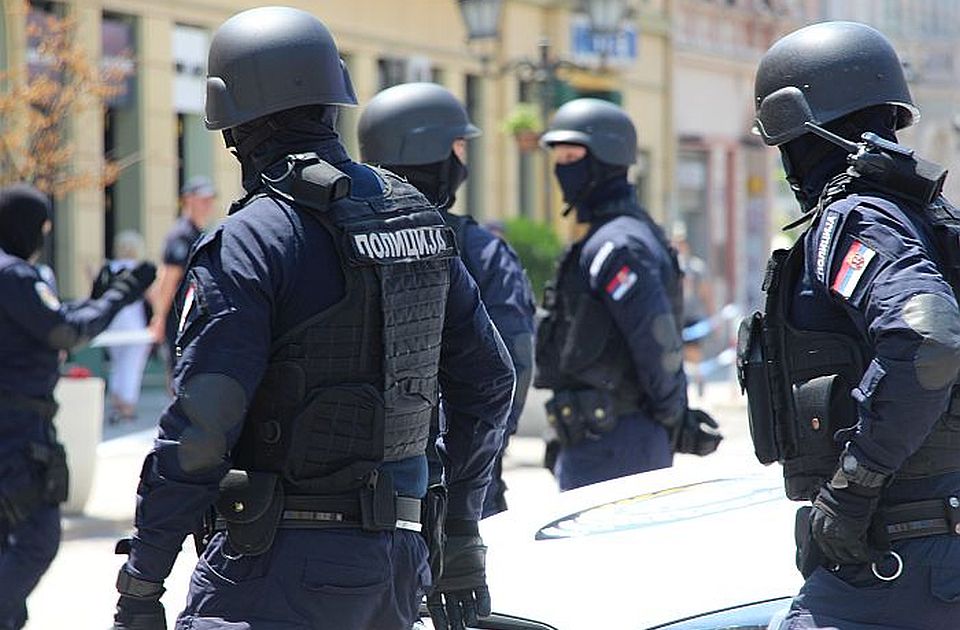 FOTO: MUP objavio Vajber stikere, građani pitaju gde je slika policajca koji ruši ženu na blokadi