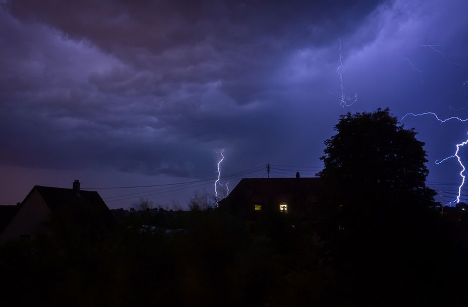 Grom usmrtio dečaka i povredio šest osoba