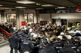 UŽIVO VIDEO: Policija potiskuje i gura studente iz Filozofskog fakulteta u Novom Sadu