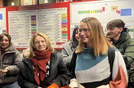 VIDEO: Pogledajte kako su policajci isterali Jelenu Kleut sa Filozofskog fakulteta