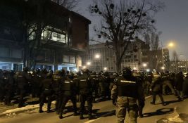 UŽIVO VIDEO Policijska brutalnost na Filozofskom fakultetu: Studenti i profesori potisnuti van zgrade