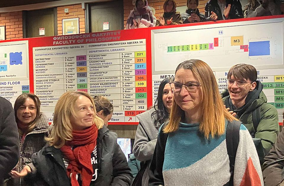 UŽIVO VIDEO: Blokada na Filozofskom fakultetu zbog otkaza Jeleni Kleut