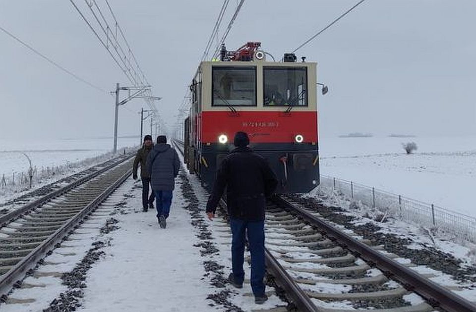 FOTO Nakon čišćenja snega i inja sa pruge: Krenuo prvi teretni voz od Petrovaradina do Subotice