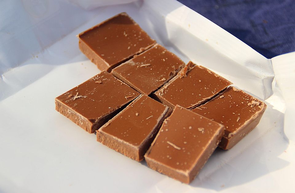 Milkina aplska mlečna čokolada proglašena za "Prevaru sa ambalažom": Smanjeno pakovanje