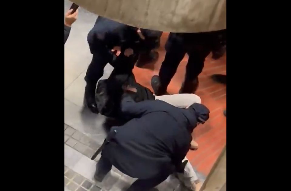 VIDEO: Policajci vukli studenta po podu, potom ga izneli iz zgrade Filozofskog