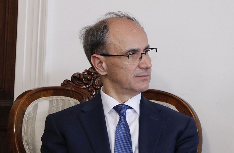 Premijer, profesor, lekar u državnoj i privatnoj praksi: Šta sve radi Đuro Macut i ima li ičeg spornog?