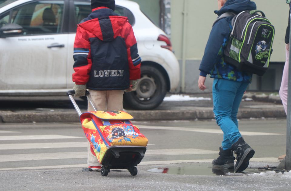 Vida o "Samo dete da izađe": Parkiranjem na pešačkom kod škole roditelji ugrožavaju sve đake