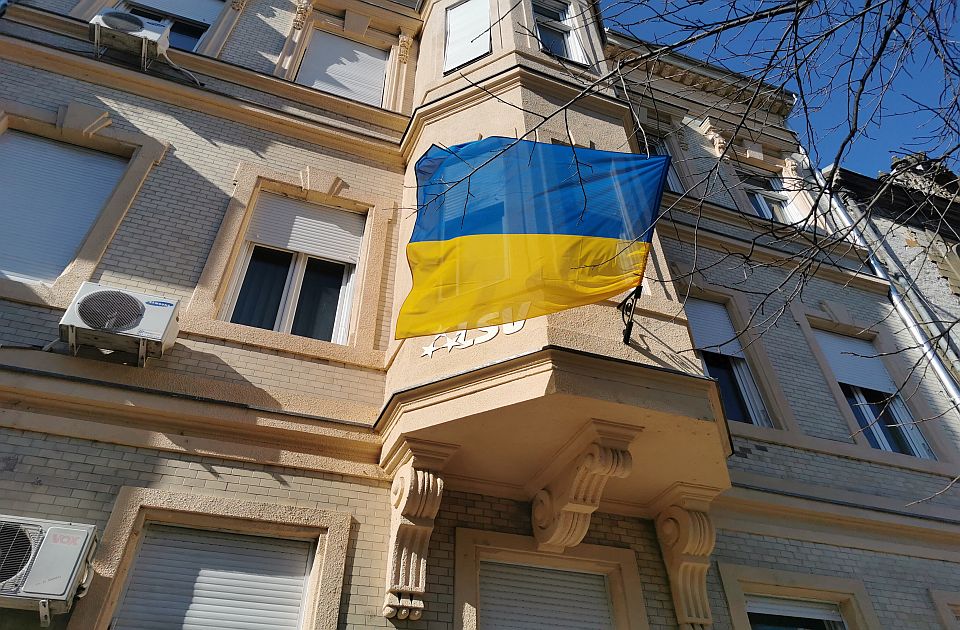 FOTO: Zastava Ukrajine na fasadi LSV na Trgu mladenaca