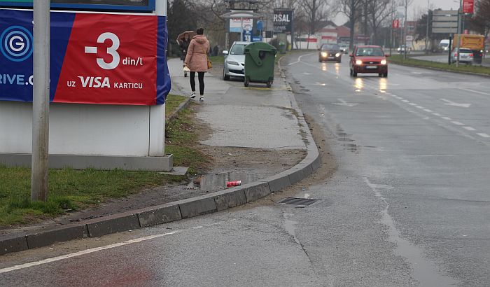 FOTO: Biciklisti ka Veterniku voze kolovozom u suprotnom smeru, planira se staza iza NIS pumpe