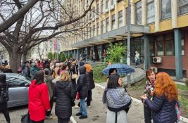 VIDEO Supruga uhapšenog Novosađanina na skupu ispred suda: On nije bio nasilan, slučajno oborio ženu