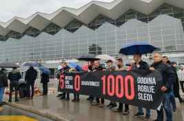 FOTO, VIDEO: Cveće, sveće i baner 