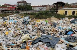 FOTO: Oko bivše železničke stanice u Beogradu smeće i uginule životinje, širi se smrad