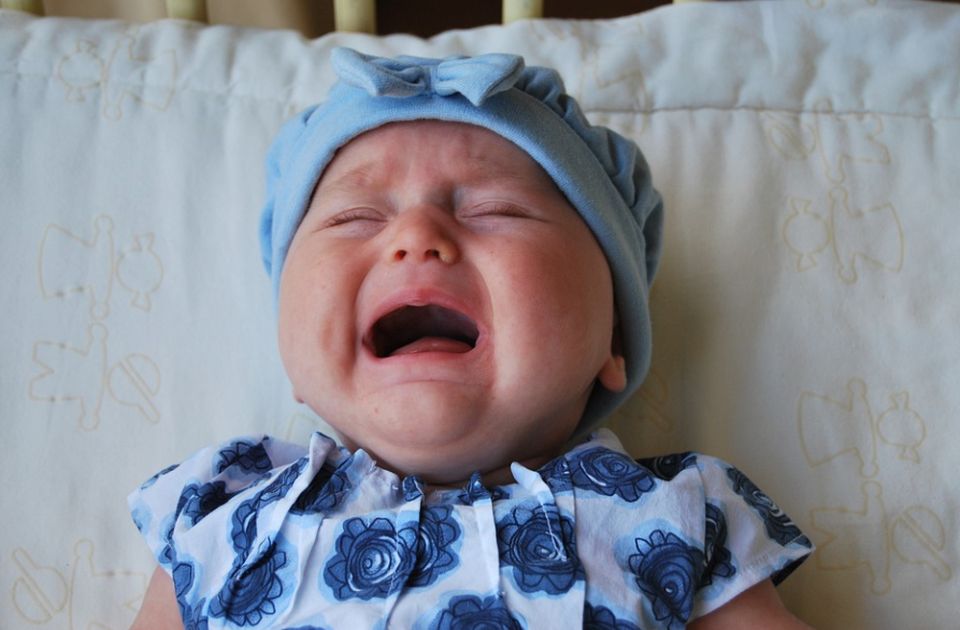 Sve o kontroverznoj metodi isplakivanja beba koja deli roditelje