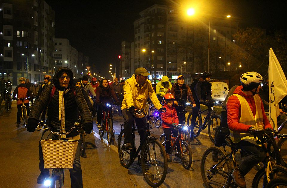 FOTO: Noćna vožnja biciklista kroz Novi Sad, uz apel da budete osvetljeni