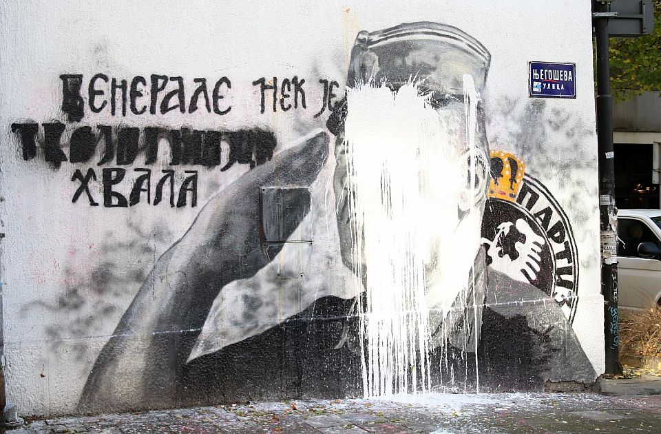 FOTO: Na mural Ratku Mladiću bačena kofa kreča, inspekcija naložila stanarima da ga uklone 