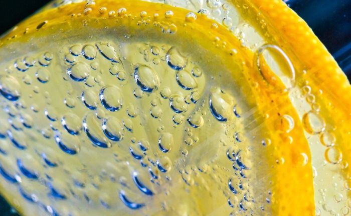 Studija: Detoksikacija toplom vodom s limunom je mit