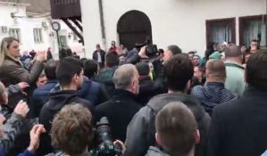 VIDEO: Konstatovana ostavka Simonovića, ispred Skupštine pristalice opozicije i SNS