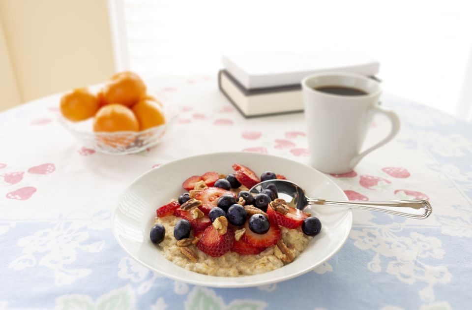 Zdrav prolećni doručak: Ovsena kaša sa voćem i orašastim plodovima