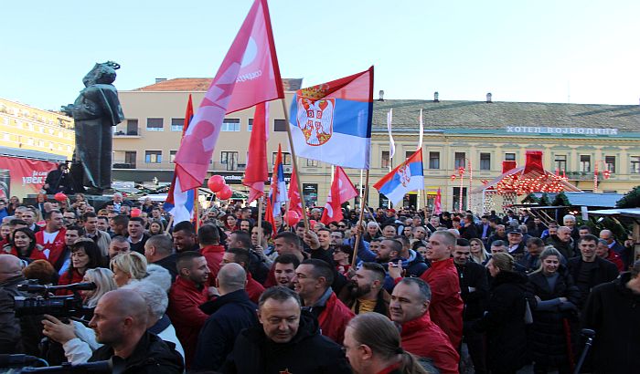 FOTO, VIDEO: Bajatović i socijalisti na Trgu slobode obeležili Dan republike, otpevali "po šumama i gorama"