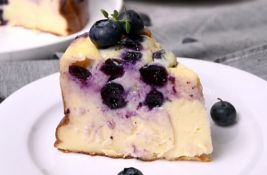 Lagani kolač sa voćem i jogurtom 