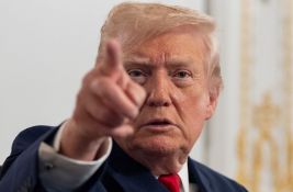 Tramp poništio sve uredbe i dokumenta koja je potpisao Bajden: Nejasno da li to uopšte sme da radi