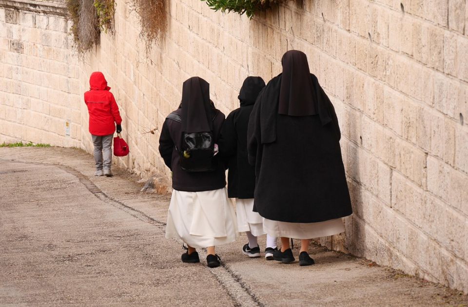 VIDEO: Tri buntovne kaluđerice vraćene u manastir, ali ne smeju na društvene mreže