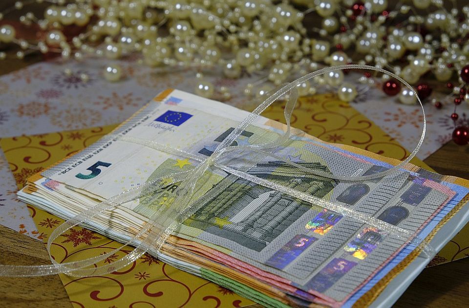 Slovenija je uvela obaveznu božićnicu od 639 evra: Može li Srbija da uvede 13. platu kao standard?