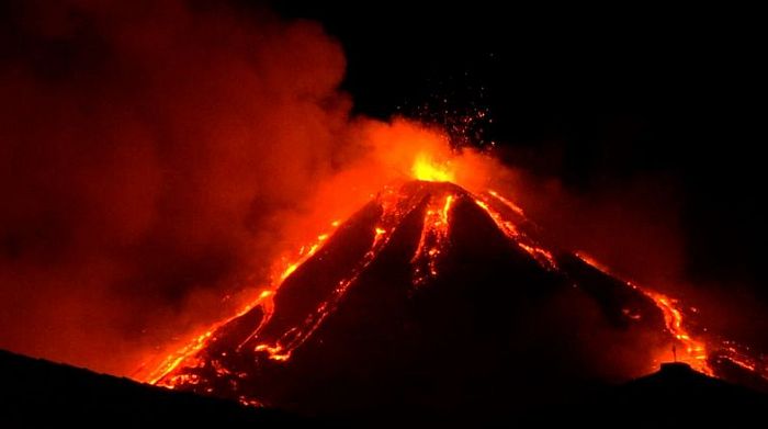 VIDEO: Aktivirao se vulkan Etna, lava letela 100 metara u visinu