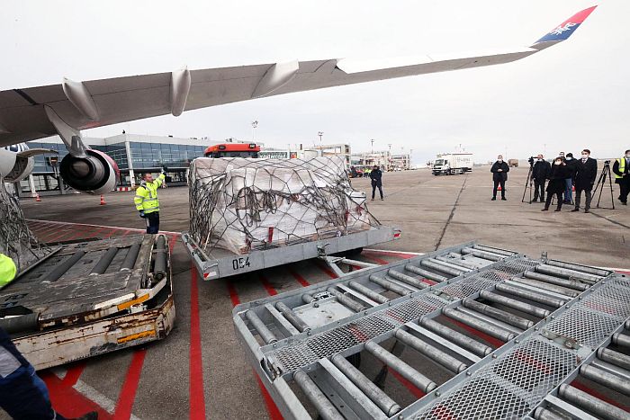 FOTO, VIDEO: U Srbiju avionom stigla medicinska oprema iz Bahreina