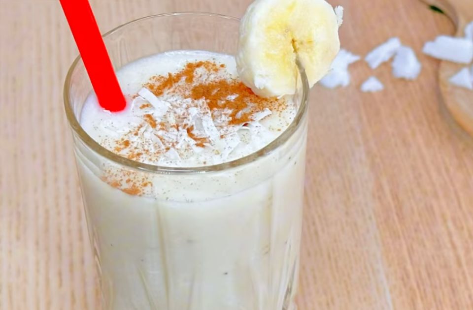 VIDEO: Smuti od kokosa i banane (sa malkice alkohola)