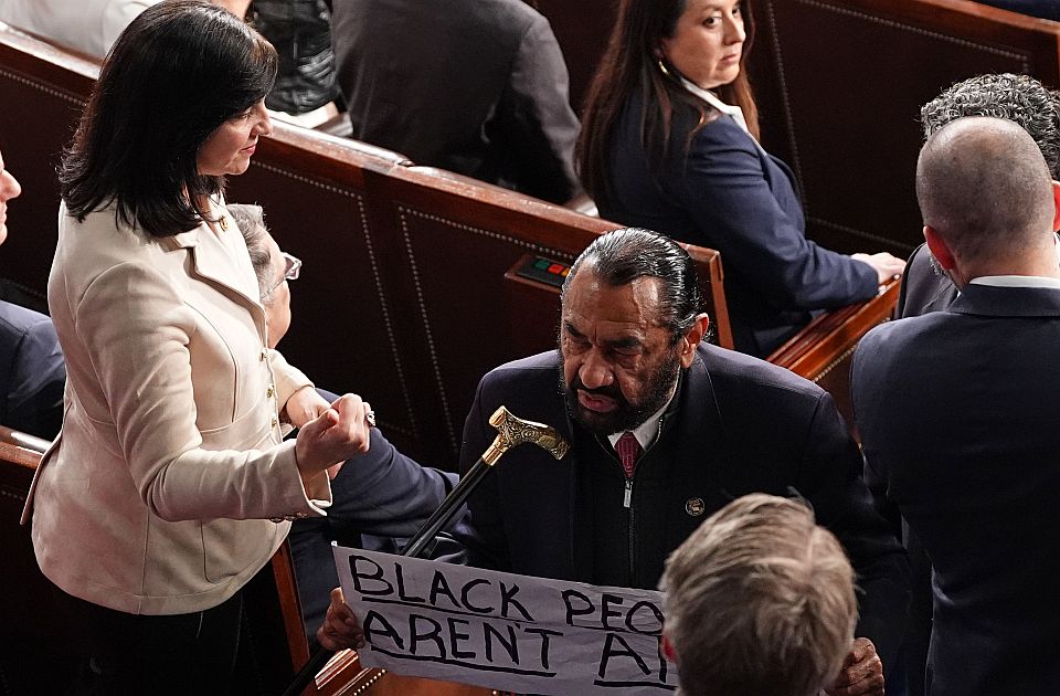 VIDEO: Izbačen iz sale Kongresa tokom Trampovog govora zbog natpisa "Crnci nisu majmuni"