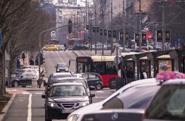 Mladić ispao iz autobusa u Beogradu, zadobio povrede leđa, ruke i noge