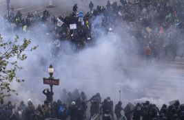 FOTO: Hiljade građana Francuske na ulicama, sukob demonstranata i policajaca, zapaljen automobil