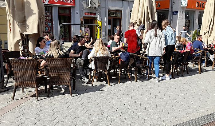 Kon: Ekstremno smo nedisciplinovani, u baštama kafića niko ne nosi masku