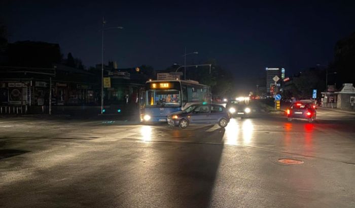 FOTO: Prekid struje "kumovao" sudaru autobusa i automobila kod Limanske pijace