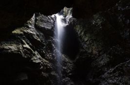 FOTO: Speleološkinja teško povređena u neistraženoj pećini u Sloveniji, u toku akcija spasavanja