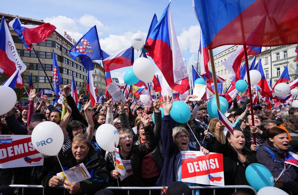 FOTO: Desetine hiljada na antivladinom protestu u Pragu, završen pokušajem nasilnog upada u muzej