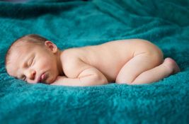 Kada bebe mogu da počnu da spavaju na stomaku?