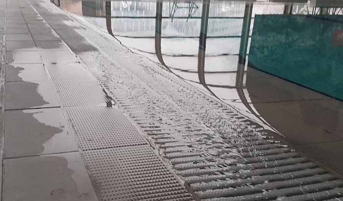 FOTO, VIDEO: Pukotina i izlivanje vode u tek saniranom olimpijskom bazenu na Spensu, curi i iz radijatora