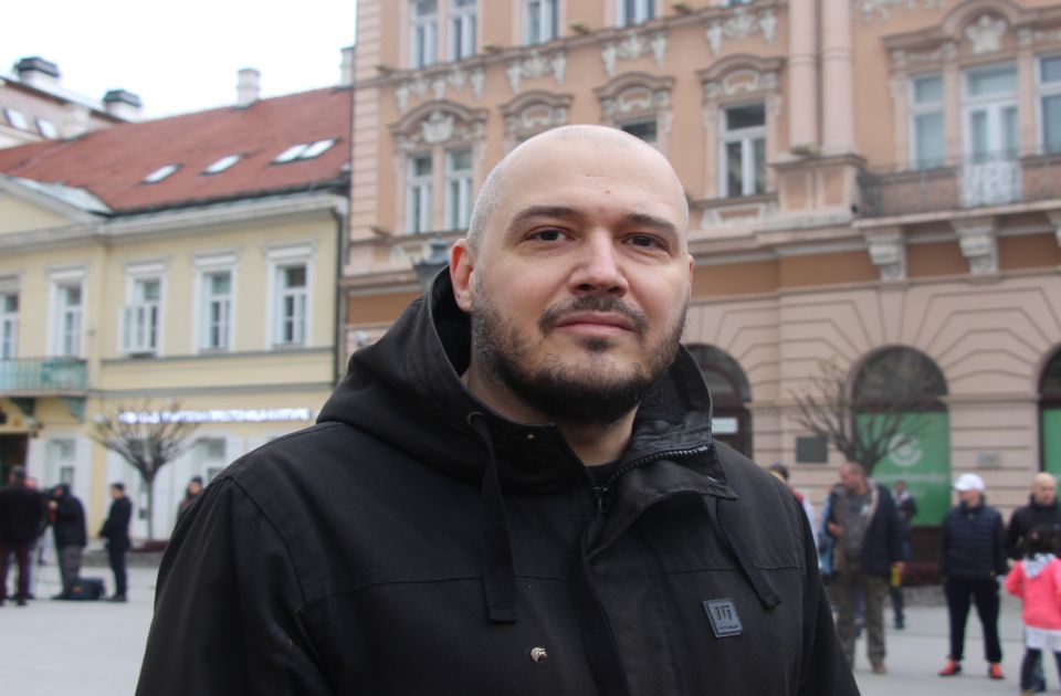 Šipkama napadnut novosadski novinar Daško Milinović
