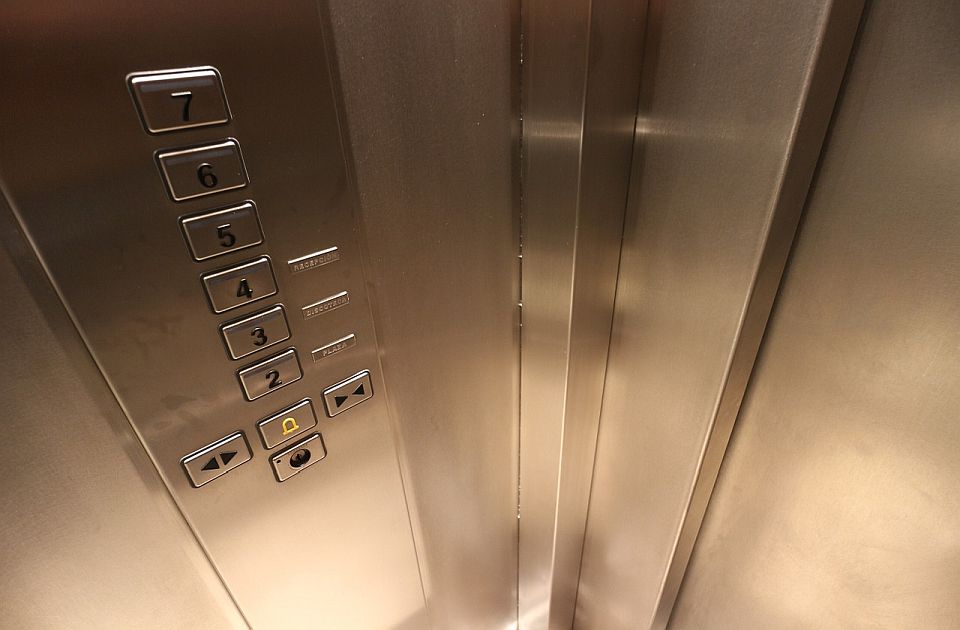 Javno preduzeće za 24 miliona dinara tražilo da inženjeri lepe nalepnice u liftove 