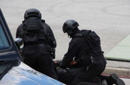 Krijumčari uhapšeni kod rampe Vrčin: Jedan pokušao da pobegne, pa udario u policijska kola i banderu