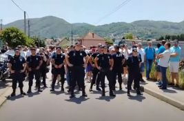 UŽIVO VIDEO Napeto u Kosjeriću zbog moguće kupovine glasova, tu je i kordon policije